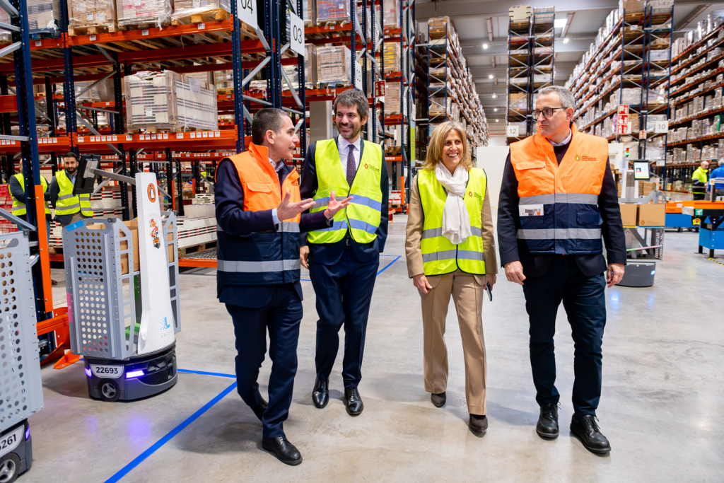 Equipo de PRH en el interior del centro de distribución con el ministro de cultura