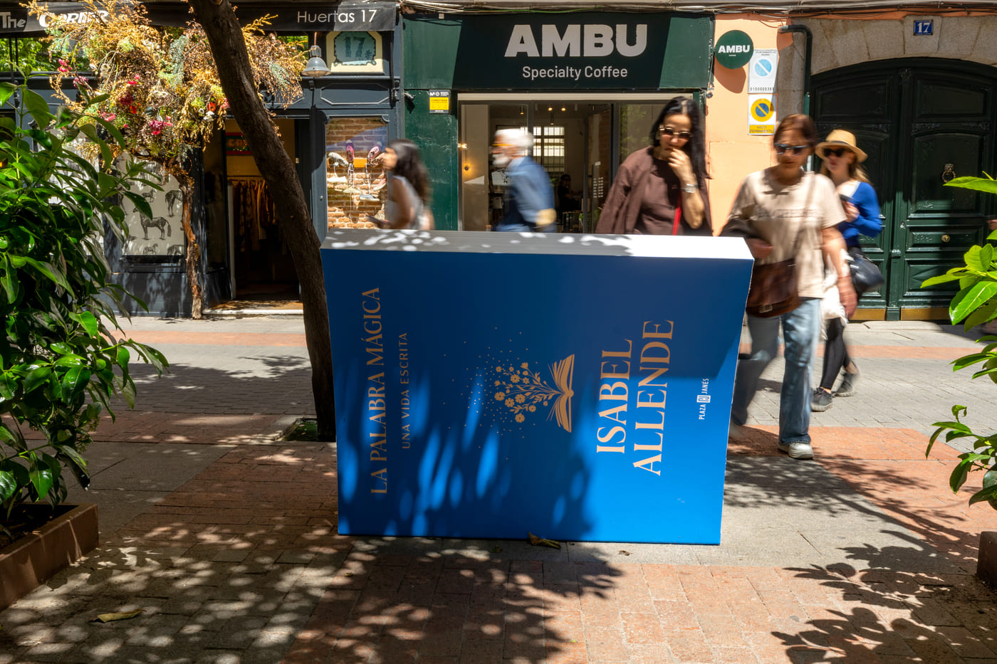 Banco con forma de libro con la portada de "La Palabra Mágica".